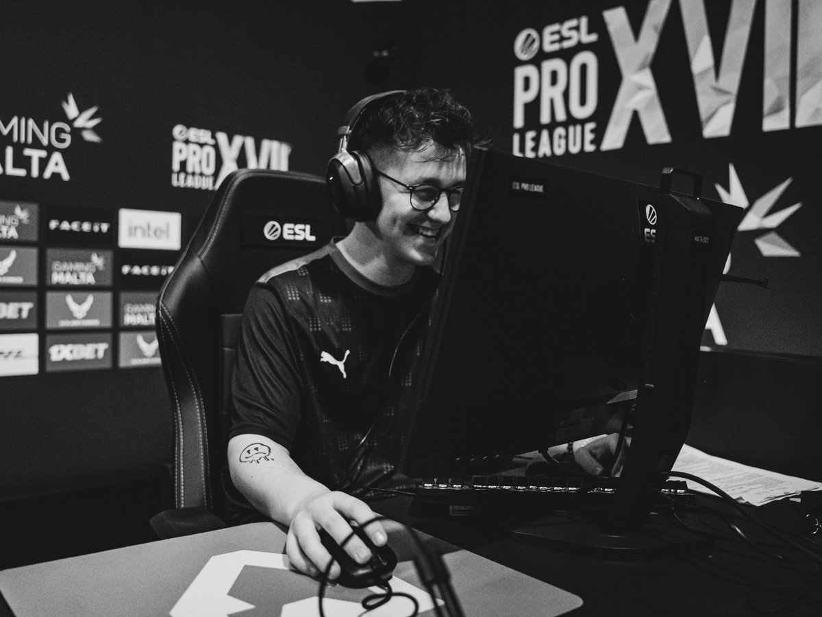 MOUZ MIKA tweet media