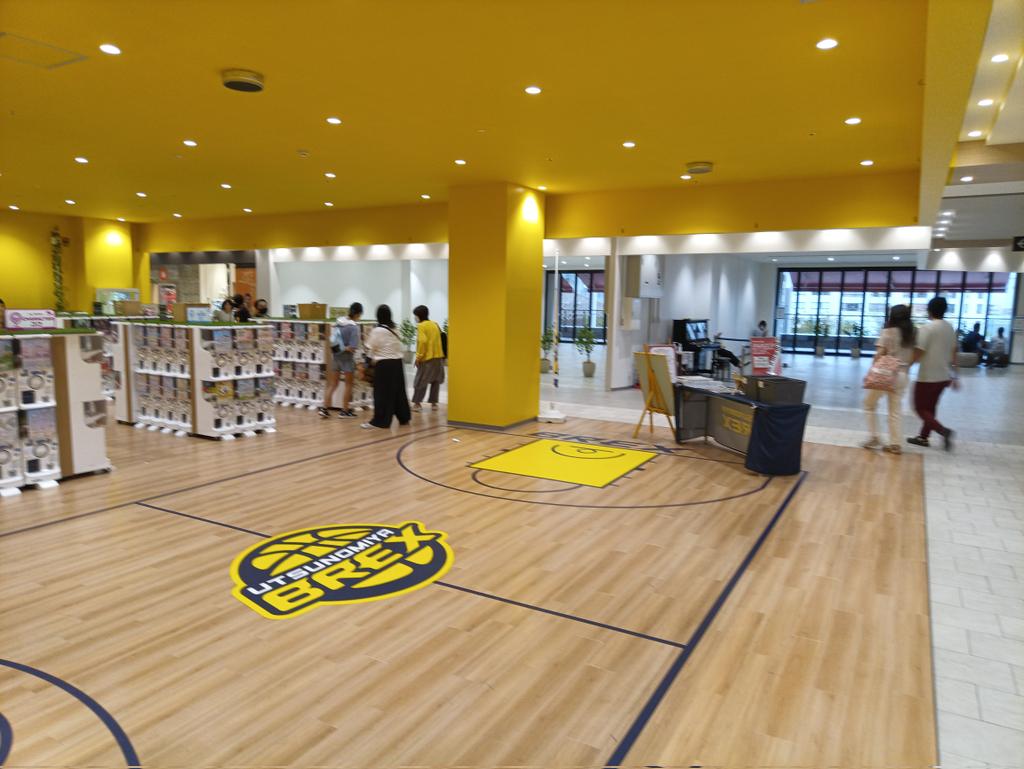 sin0720's tweet image. LRT開業に湧く宇都宮ですがその前に開業してた宇都宮テラス。既に空きスペースだらけ。こんな広々スマホ屋。駅前再開発の現実はこんなもんだ。
 #宇都宮  #宇都宮LRT  #宇都宮ライトレール