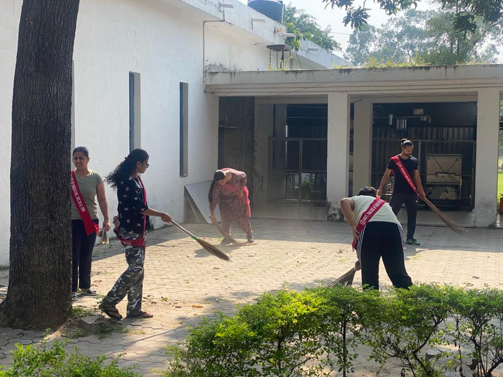 nssgce20chd's tweet photo. The NSS Cell at Government College of Education, Sector 20D, Chandigarh, initiated a new phase, Shramdaan Pakhwada led by Dr. Ravneet Chawla and volunteers. They cleaned the college campus and nearby areas. The Principal, Dr. Sapna Nanda, praised their efforts.@NssChandigarh https://t.co/aUdM6P7JQd