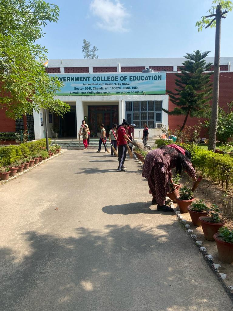 nssgce20chd's tweet photo. The NSS Cell at Government College of Education, Sector 20D, Chandigarh, initiated a new phase, Shramdaan Pakhwada led by Dr. Ravneet Chawla and volunteers. They cleaned the college campus and nearby areas. The Principal, Dr. Sapna Nanda, praised their efforts.@NssChandigarh https://t.co/aUdM6P7JQd