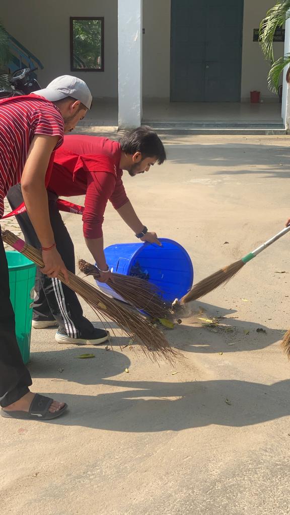 nssgce20chd's tweet photo. The NSS Cell at Government College of Education, Sector 20D, Chandigarh, initiated a new phase, Shramdaan Pakhwada led by Dr. Ravneet Chawla and volunteers. They cleaned the college campus and nearby areas. The Principal, Dr. Sapna Nanda, praised their efforts.@NssChandigarh https://t.co/aUdM6P7JQd