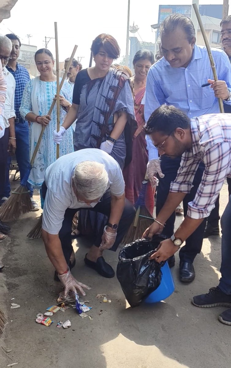 KanuDesai180's tweet photo. 'સ્વચ્છતા હી સેવા'

મહાત્મા ગાંધીજીના સ્વચ્છ ભારતના સ્વપ્નને સાકાર કરવા તેમજ માનનીય વડાપ્રધાન શ્રી @narendramodi જીના આહવાનને અનુસરવા આજરોજ પારડી ખાતે સ્વચ્છતા હી સેવા અભિયાન અંતર્ગત શ્રમદાન કર્યું. 

આવો, આપણે સૌ સાથે મળીને ઘરની આસપાસના સ્થળોની સાફસફાઈ કરીએ તથા ભારતને ઉન્નત રાષ્ટ્ર બનાવવા તરફ એક પગલું આગળ વધીએ. 

#SwachhataHiSeva