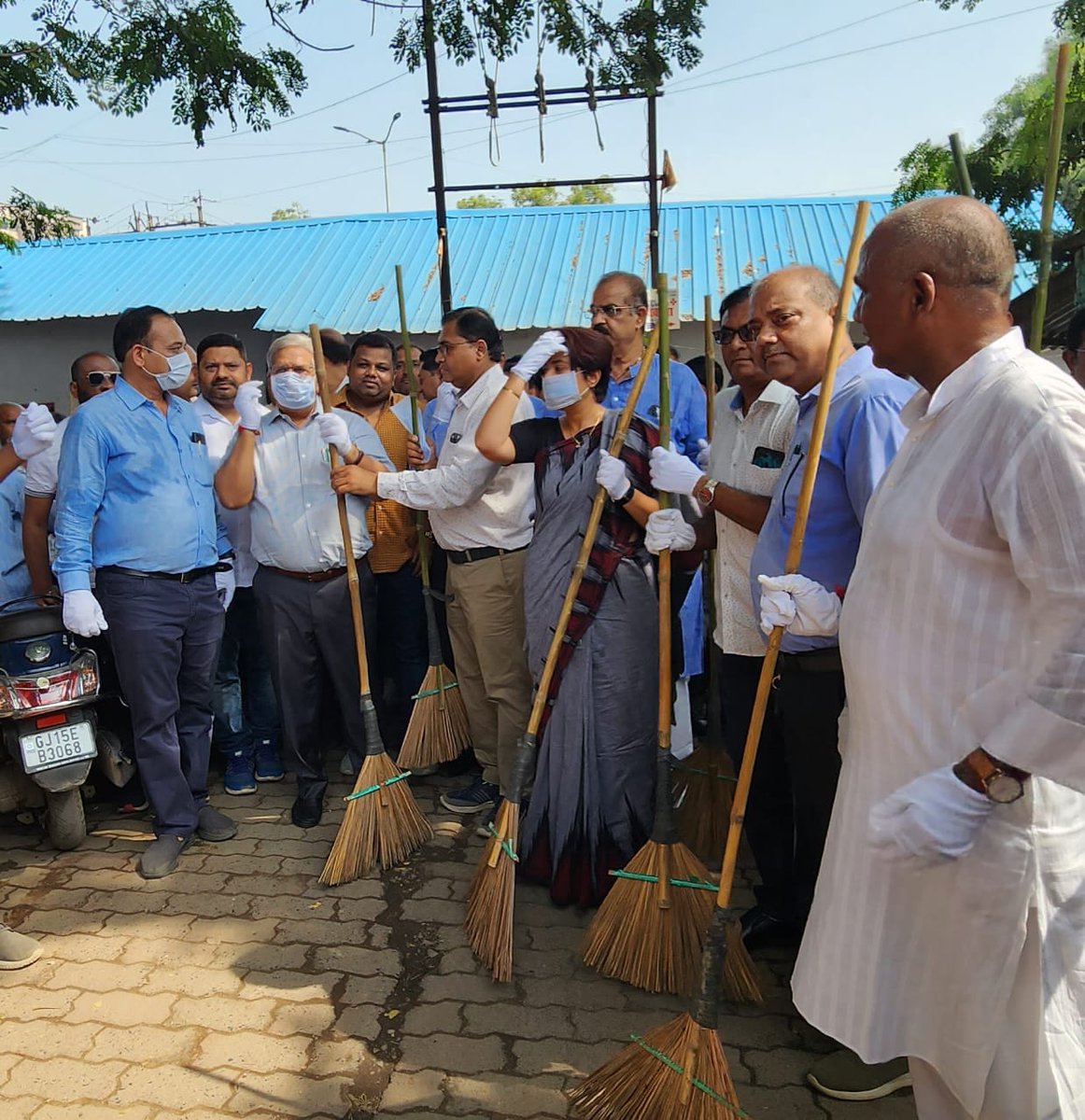 KanuDesai180's tweet photo. 'સ્વચ્છતા હી સેવા'

મહાત્મા ગાંધીજીના સ્વચ્છ ભારતના સ્વપ્નને સાકાર કરવા તેમજ માનનીય વડાપ્રધાન શ્રી @narendramodi જીના આહવાનને અનુસરવા આજરોજ પારડી ખાતે સ્વચ્છતા હી સેવા અભિયાન અંતર્ગત શ્રમદાન કર્યું. 

આવો, આપણે સૌ સાથે મળીને ઘરની આસપાસના સ્થળોની સાફસફાઈ કરીએ તથા ભારતને ઉન્નત રાષ્ટ્ર બનાવવા તરફ એક પગલું આગળ વધીએ. 

#SwachhataHiSeva