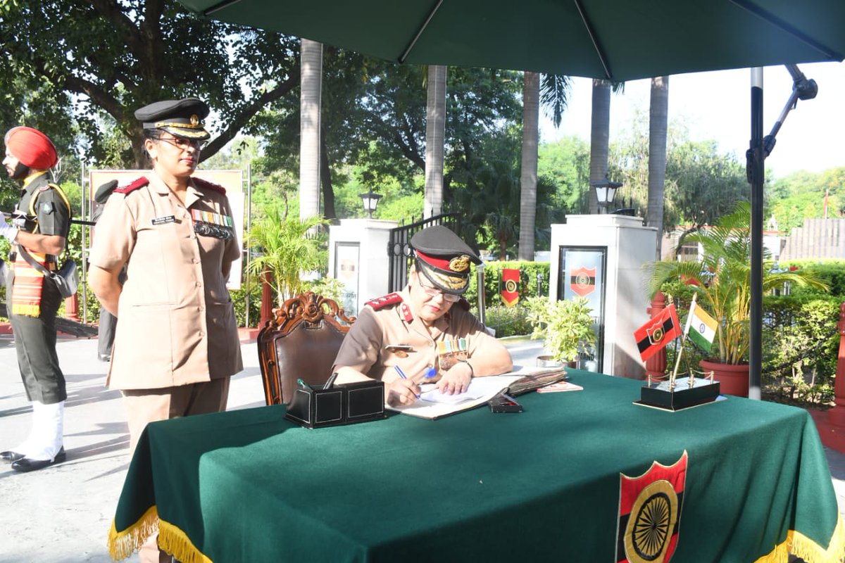 #ArmyCommander #WesternCommand extends warm wishes to all ranks, veterans and the families of #MilitaryNursingServices on their 98th Raising Day. A wreath was laid by Brig MNS HQ Western Command at the #VeerSmriti as a homage to the Bravehearts. 

@adgpi