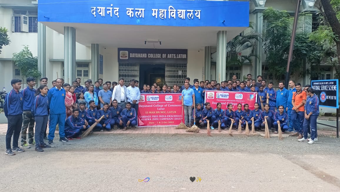 TeamLatur_NCC's tweet photo. #SwachhBharat
#GarbageFreeIndia
Over 100 NCC cadets Dayanand Arts College under 53 Mah Bn NCC Latur undertook Swachhanjali "Ek Ghanta Ek Tarikh" Campus Cleaning Drive under #swachhata hi seva pakhwada #SHS2023. Principal Dr Shivaji Gaikwad was the Chief Guest. https://t.co/Vj6l7Y68rt