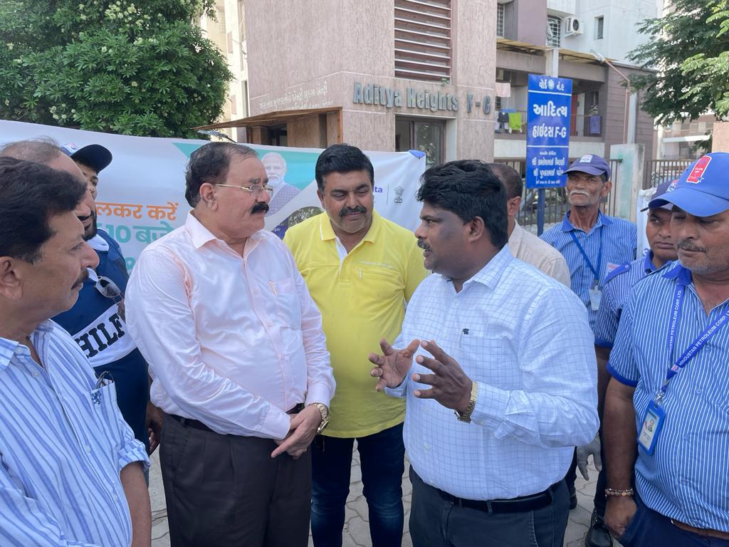 HPCL's tweet image. In the esteemed presence of Hon&apos;ble MP, Rajya Sabha, Shri Rambhai Mokariya, along with Rajkot Municipal Corporation employees, HPC DGM Retail, and the Rajkot RO team carried out a one-hour Swachhata Shramdaan near HP Auto Care Center, in #Rajkot. Together, we&apos;re making a cleaner…