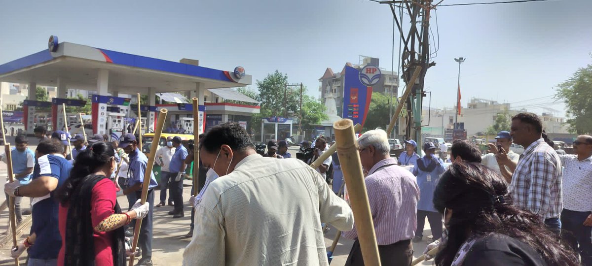HPCL's tweet image. In the esteemed presence of Hon&apos;ble MP, Rajya Sabha, Shri Rambhai Mokariya, along with Rajkot Municipal Corporation employees, HPC DGM Retail, and the Rajkot RO team carried out a one-hour Swachhata Shramdaan near HP Auto Care Center, in #Rajkot. Together, we&apos;re making a cleaner…