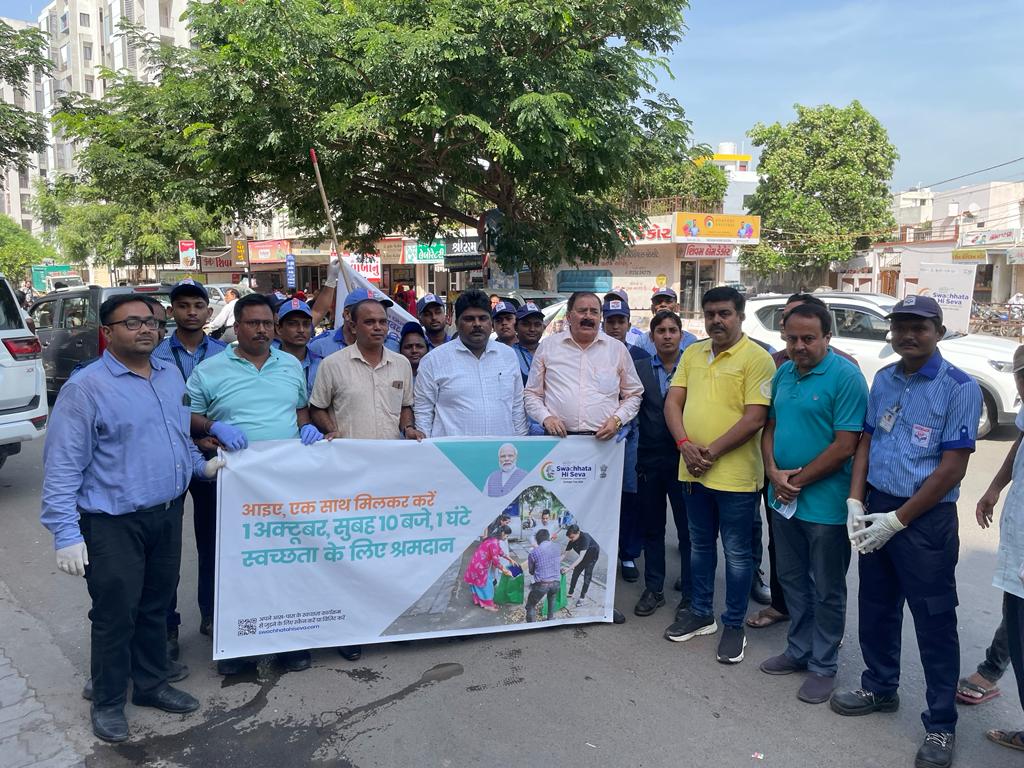 HPCL's tweet image. In the esteemed presence of Hon&apos;ble MP, Rajya Sabha, Shri Rambhai Mokariya, along with Rajkot Municipal Corporation employees, HPC DGM Retail, and the Rajkot RO team carried out a one-hour Swachhata Shramdaan near HP Auto Care Center, in #Rajkot. Together, we&apos;re making a cleaner…