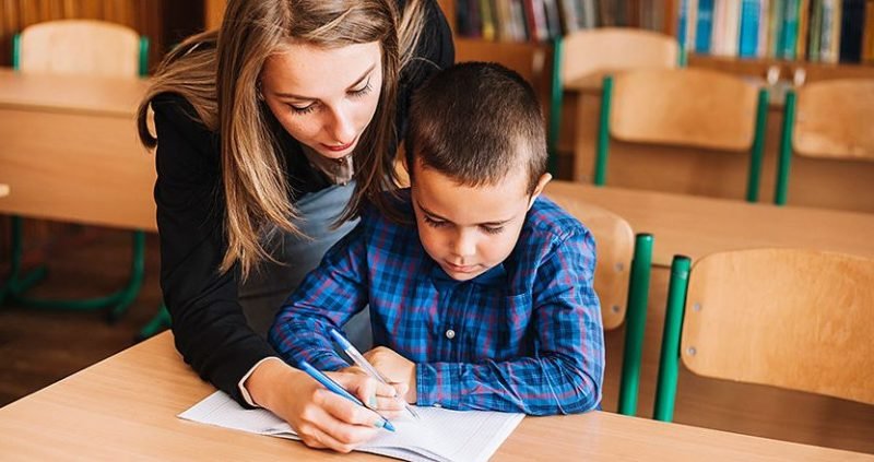 laotraandalucia's tweet photo. Denuncian que los 1.235 puestos que Educación publicita como “refuerzos” son contrataciones habituales de inicio de curso - https://t.co/6PMEyI7n4V https://t.co/YAqqBK7BXS