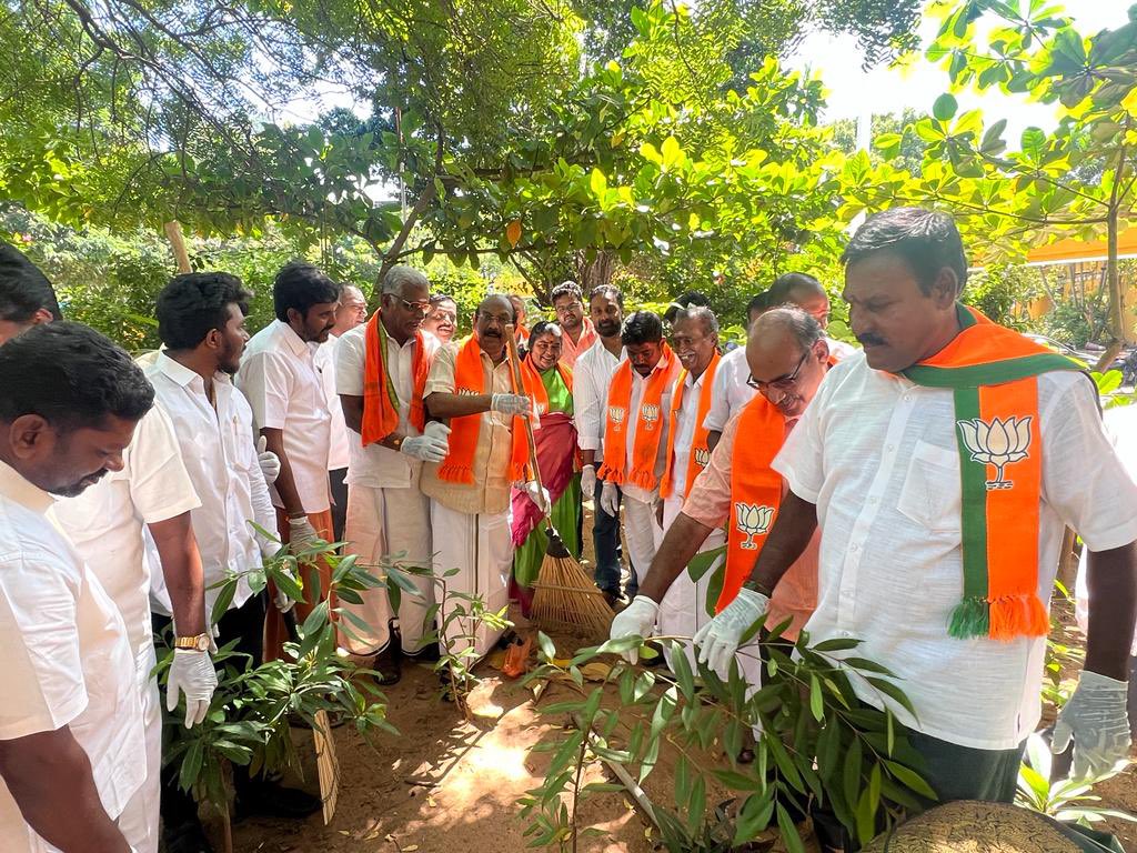 vendanbjp's tweet photo. @PyBjpyuvamorcha Nagar district organised #SwachhataHiSeva at our Puducherry Railway Station.

#BJYMSwachhBharat

@KapilParmar @BJYM @Tejasvi_Surya @SelvaMPPY @ANamassivayam @BlrNirmal @blsanthosh @BJP4Puducherry https://t.co/cUWFJvGAez