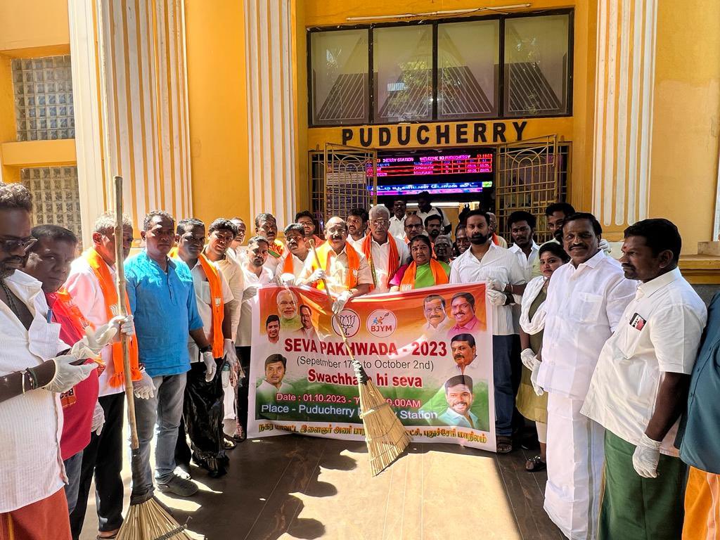 vendanbjp's tweet photo. @PyBjpyuvamorcha Nagar district organised #SwachhataHiSeva at our Puducherry Railway Station.

#BJYMSwachhBharat

@KapilParmar @BJYM @Tejasvi_Surya @SelvaMPPY @ANamassivayam @BlrNirmal @blsanthosh @BJP4Puducherry https://t.co/cUWFJvGAez