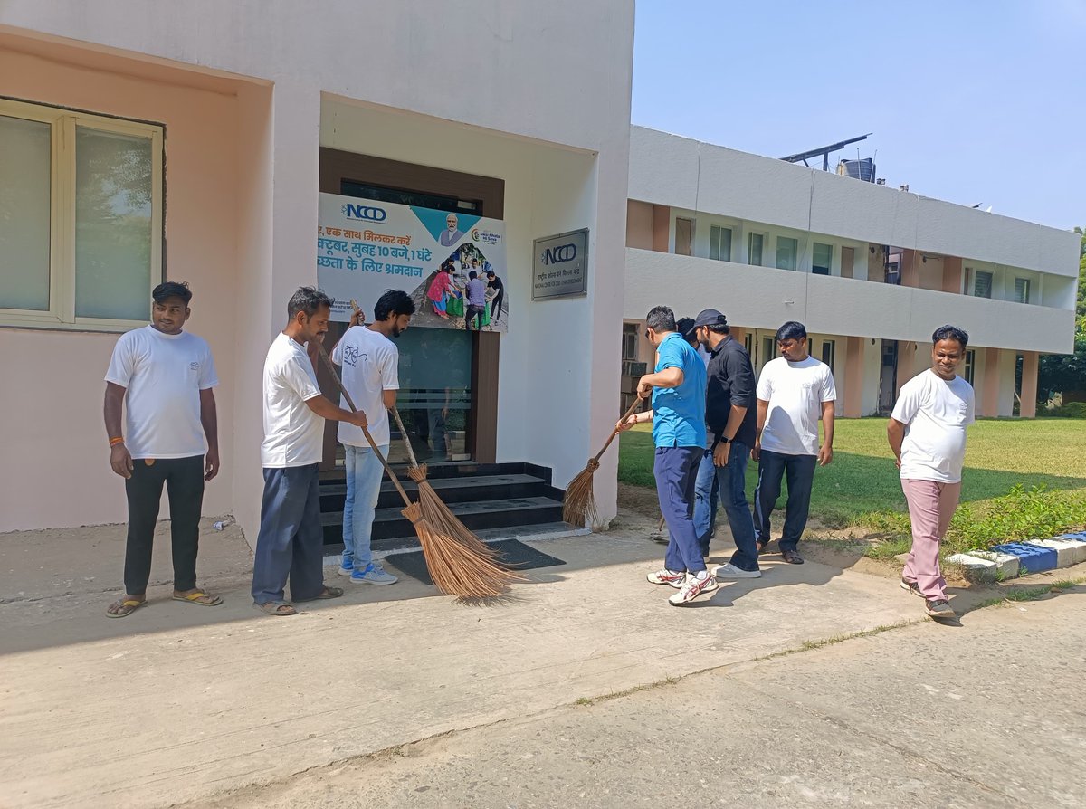 NCCDIndia's tweet photo. The cleanliness drive as part of the ‘EK Tareekh, Ek Ghanta, Ek Saath Initiative’ at NCCD.

#nccd #swachhatahiseva #cleanliness #environment https://t.co/mqaQ4rnOMt