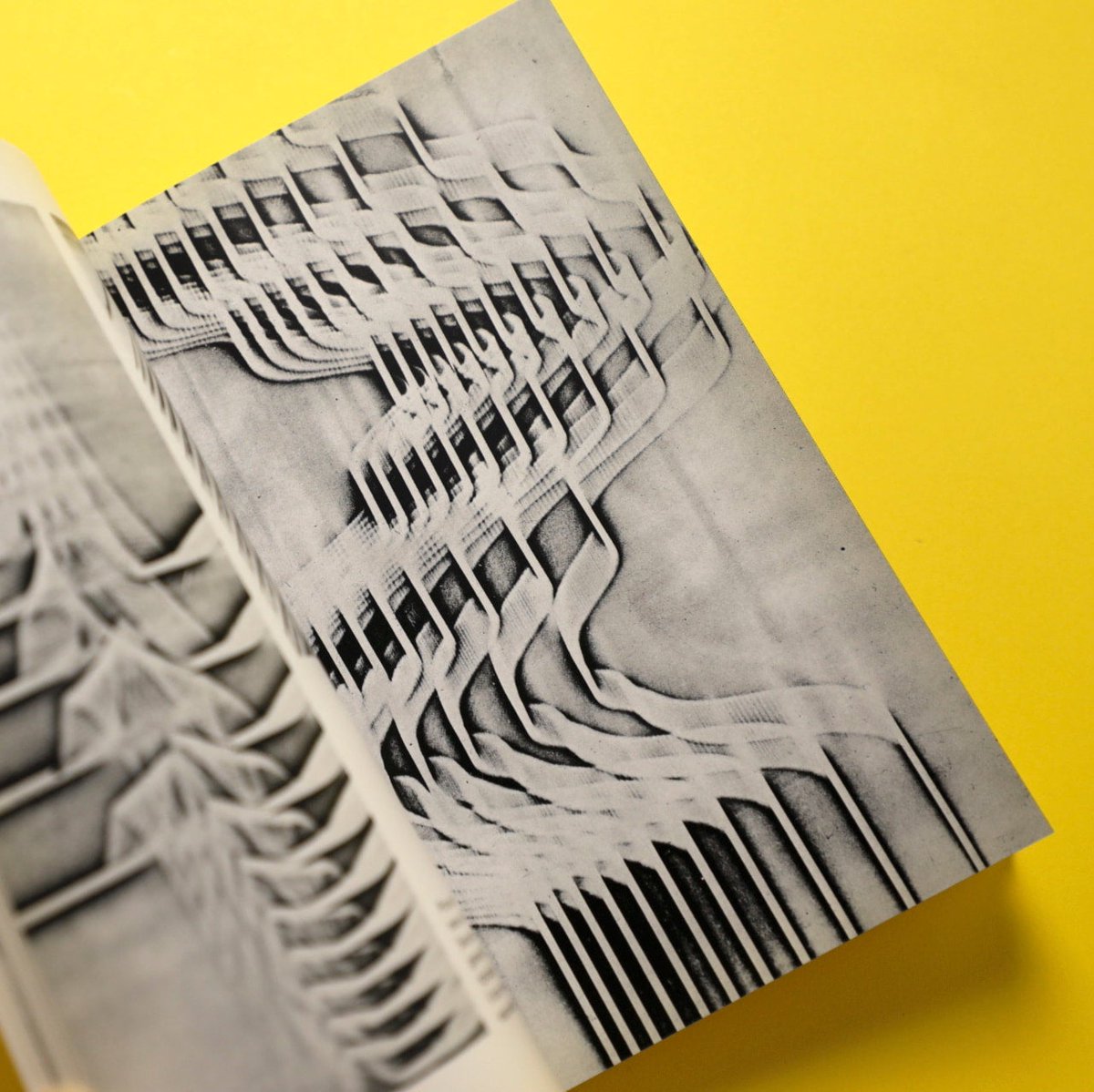 honkbooks's tweet photo. original xerographies｜Bruno Munari

ゼロックス・コピー機を用いて、対象物を動かしながらコピーをすることで流動感を出すコピーアート。この技法を早くから取り入れていたムナーリのゼログラフィーアを集めた一冊。

https://t.co/B1KrJDtWTg

#rarebookfair https://t.co/YEodiuaoqy