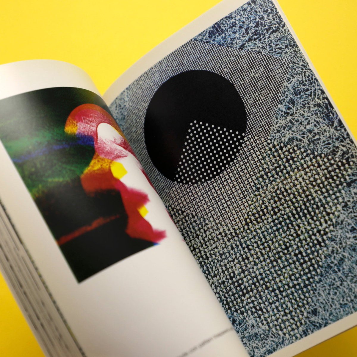 honkbooks's tweet photo. original xerographies｜Bruno Munari

ゼロックス・コピー機を用いて、対象物を動かしながらコピーをすることで流動感を出すコピーアート。この技法を早くから取り入れていたムナーリのゼログラフィーアを集めた一冊。

https://t.co/B1KrJDtWTg

#rarebookfair https://t.co/YEodiuaoqy