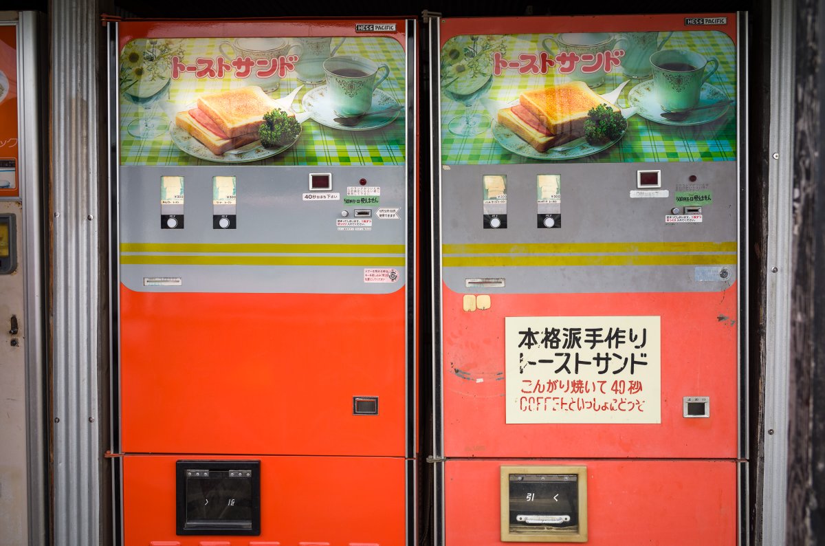 tokyotimes's tweet photo. A truly incredible collection of fully functioning retro Japanese vending machines. Full set of 14 photographs here: https://t.co/gXFum7sgI9 https://t.co/bMTx4m1NuY