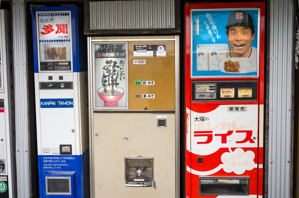 tokyotimes's tweet photo. A truly incredible collection of fully functioning retro Japanese vending machines. Full set of 14 photographs here: https://t.co/gXFum7sgI9 https://t.co/bMTx4m1NuY