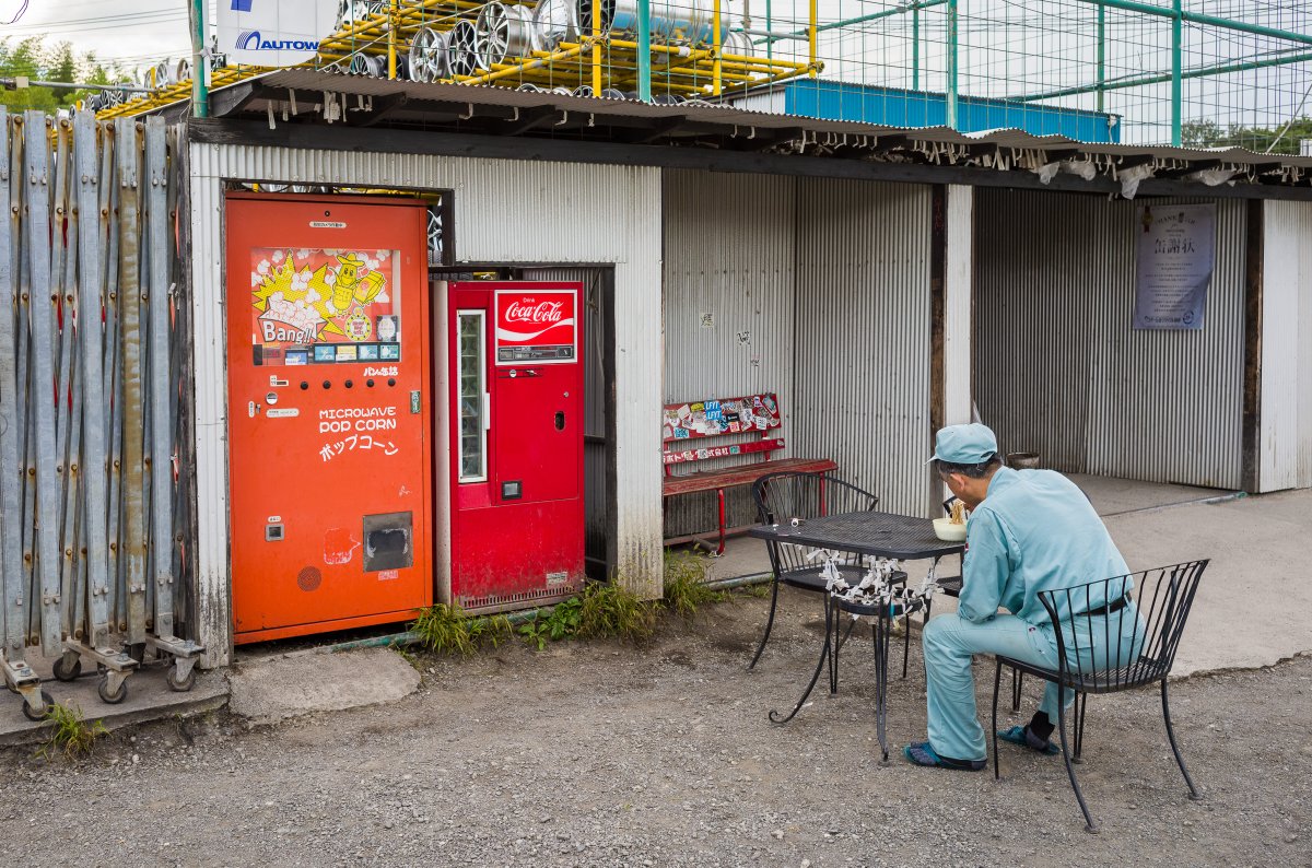 tokyotimes's tweet photo. A truly incredible collection of fully functioning retro Japanese vending machines. Full set of 14 photographs here: https://t.co/gXFum7sgI9 https://t.co/bMTx4m1NuY