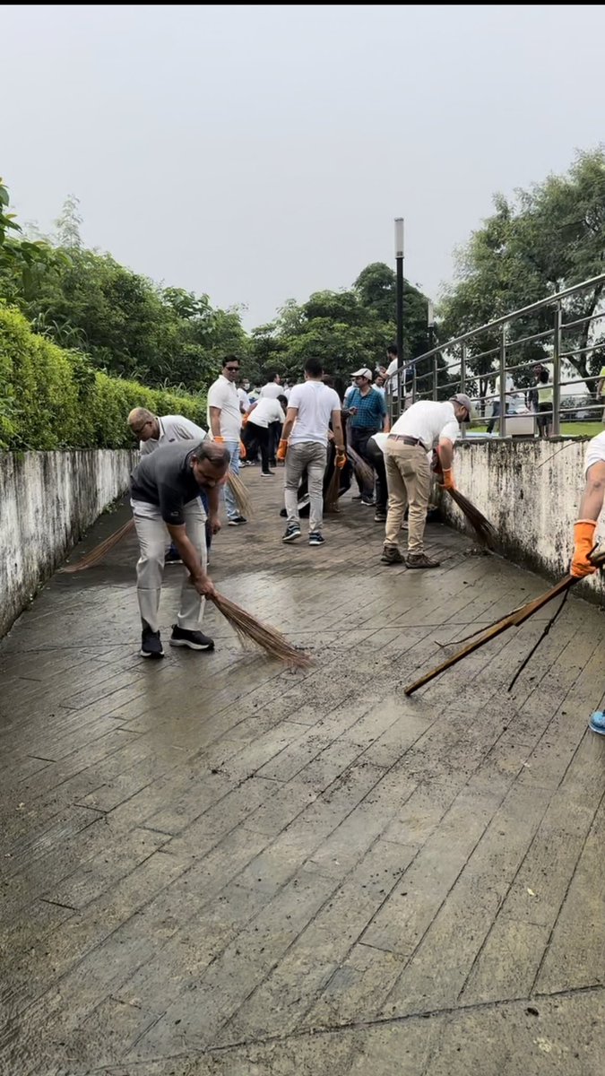 GSTnavimumbai's tweet photo. Officers and staff of the CGST Navi Mumbai Commissionerate, along with public participation conducted a Swachhta drive as part of the #SwachhtaHiSeva on 01.10.2023 @swachhbharat @Swachhbharatgov @DARPG_GoI @cbic_india https://t.co/owj7B10WjE