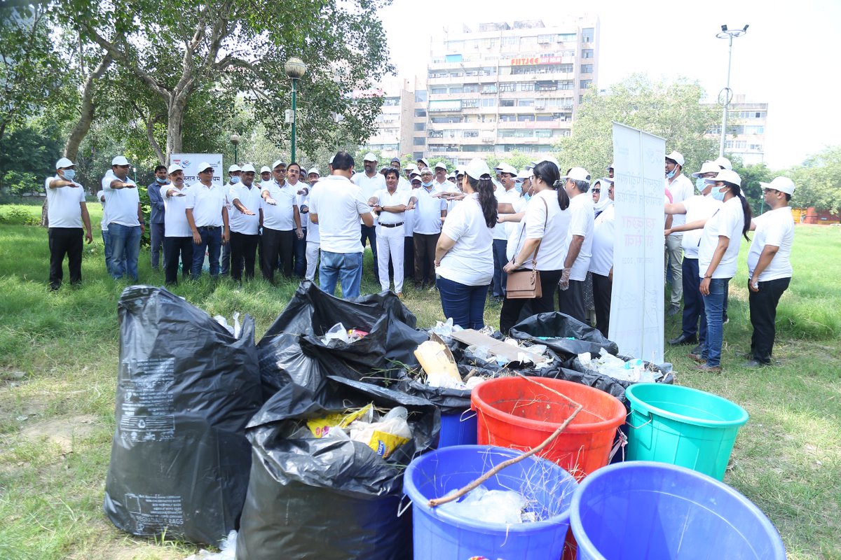 HPCL's tweet image. #HPCL stands committed to a #cleaner India as we actively participated in the Swachhata Hi Seva campaign. Our Senior Officials from North Zone led the way in this Swachhata campaign. Together, we are taking significant steps to promote #cleanliness and community welfare. Let&apos;s…