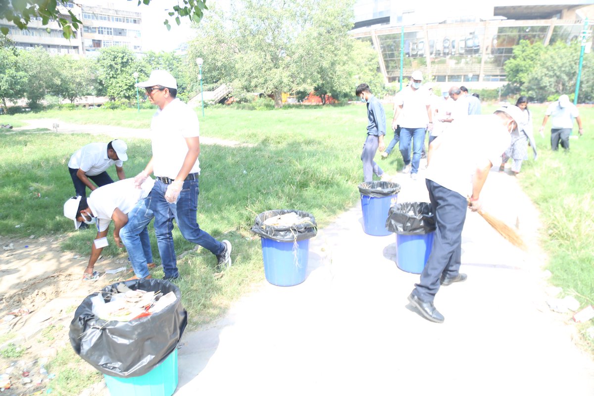 HPCL's tweet image. #HPCL stands committed to a #cleaner India as we actively participated in the Swachhata Hi Seva campaign. Our Senior Officials from North Zone led the way in this Swachhata campaign. Together, we are taking significant steps to promote #cleanliness and community welfare. Let&apos;s…