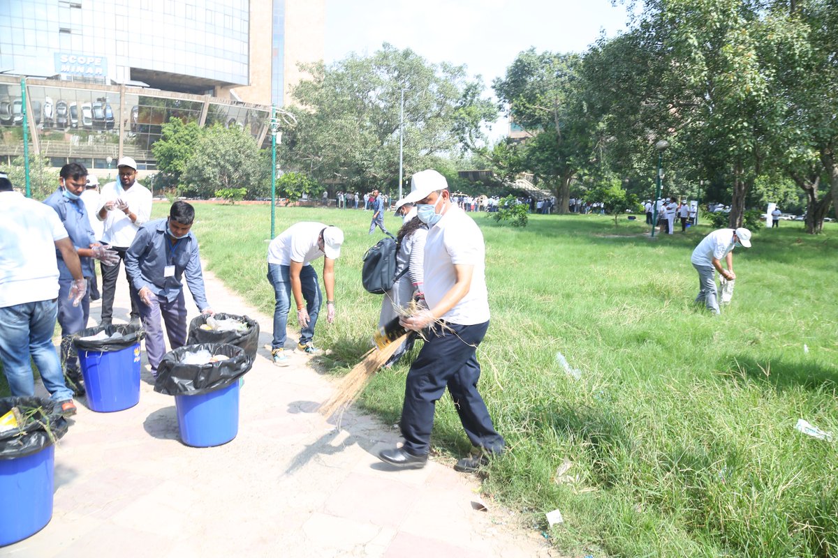 HPCL's tweet image. #HPCL stands committed to a #cleaner India as we actively participated in the Swachhata Hi Seva campaign. Our Senior Officials from North Zone led the way in this Swachhata campaign. Together, we are taking significant steps to promote #cleanliness and community welfare. Let&apos;s…