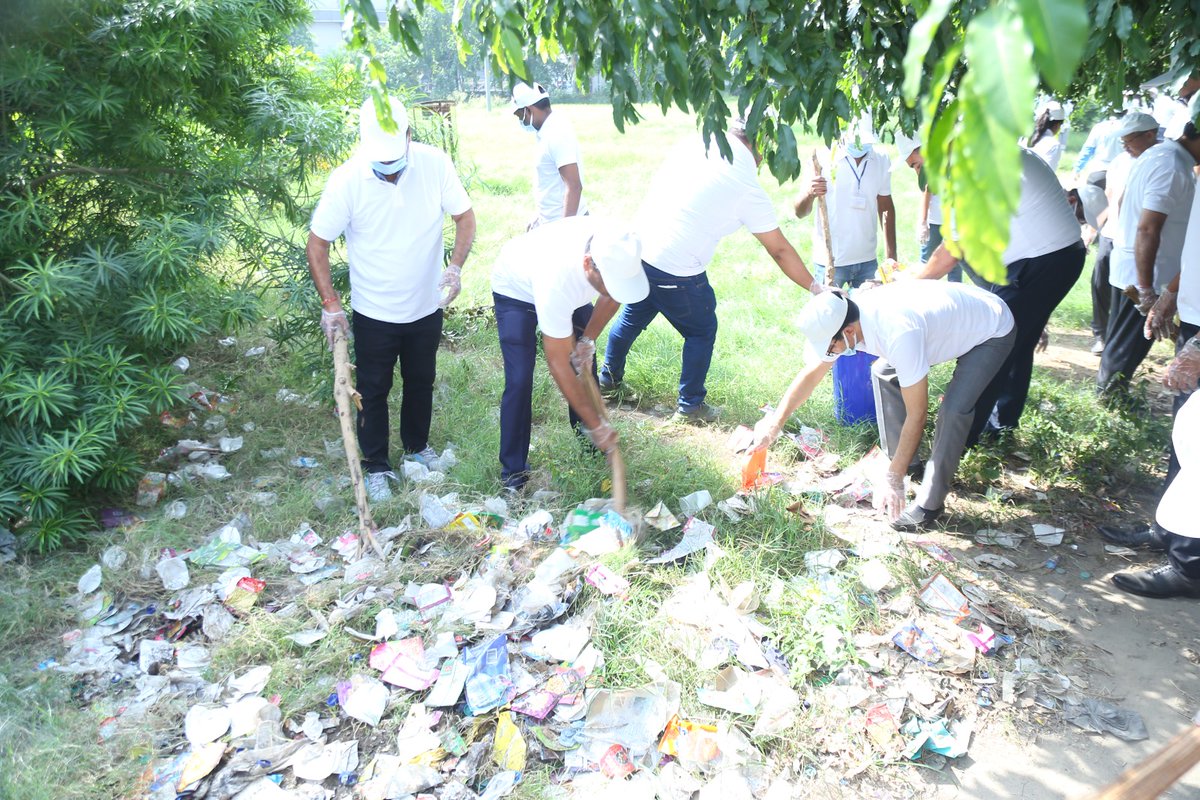 HPCL's tweet image. #HPCL stands committed to a #cleaner India as we actively participated in the Swachhata Hi Seva campaign. Our Senior Officials from North Zone led the way in this Swachhata campaign. Together, we are taking significant steps to promote #cleanliness and community welfare. Let&apos;s…