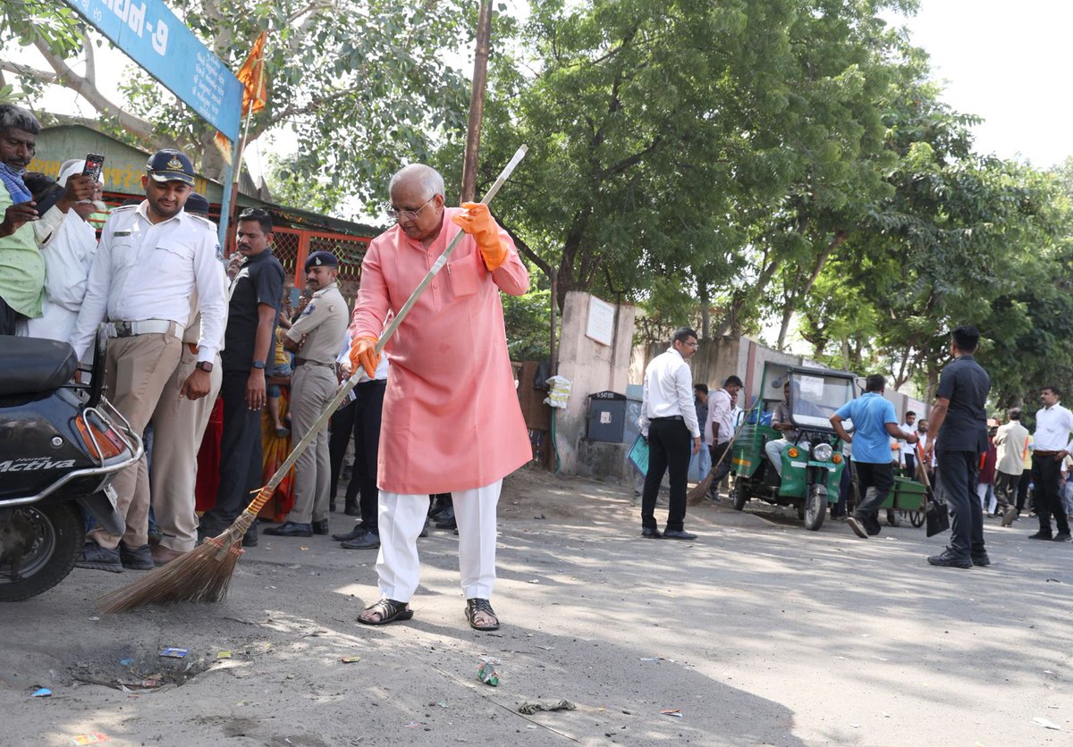 CMOGuj's tweet photo. માનનીય વડાપ્રધાન શ્રી નરેન્દ્રભાઈ મોદીના દેશવાસીઓને આજે ગાંધી જયંતીના પૂર્વ દિવસે સામૂહિક શ્રમદાનથી #SwachhataHiSeva માટેના આહવાન અંતર્ગત મુખ્યમંત્રી શ્રી ભૂપેન્દ્રભાઈ પટેલ અમદાવાદના ઘાટલોડિયા વિસ્તારમાં સહભાગી થયા હતા. 

મુખ્યમંત્રીશ્રીએ રાજ્યના સૌ નાગરિકોને #SwachhBharat ના નિર્માણ માટે સ્વચ્છતા અભિયાનમાં જોડાઈને 'સ્વચ્છતા ત્યાં પ્રભુતા' મંત્ર સાર્થક  કરવા અનુરોધ કર્યો હતો.