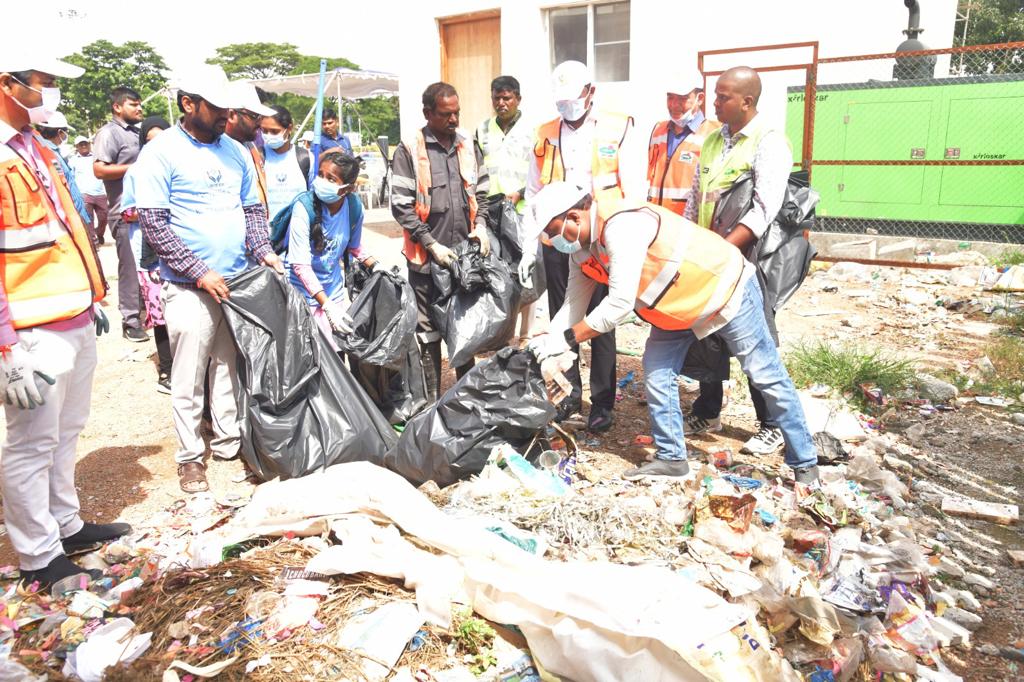 Commissioner, GHMC along with Amala Akkineni (Actress), Suddala AshokTeja (Poet and Lyricist) & Students of St.Francis conducted Cleanliness drive under #SwachhataHiSeva. @CommissionrGHMC @amalaakkineni1 @MoHUA_India @RoopaMishra77 @Secretary_MoHUA @cdmatelangana @SwachhBharatGov