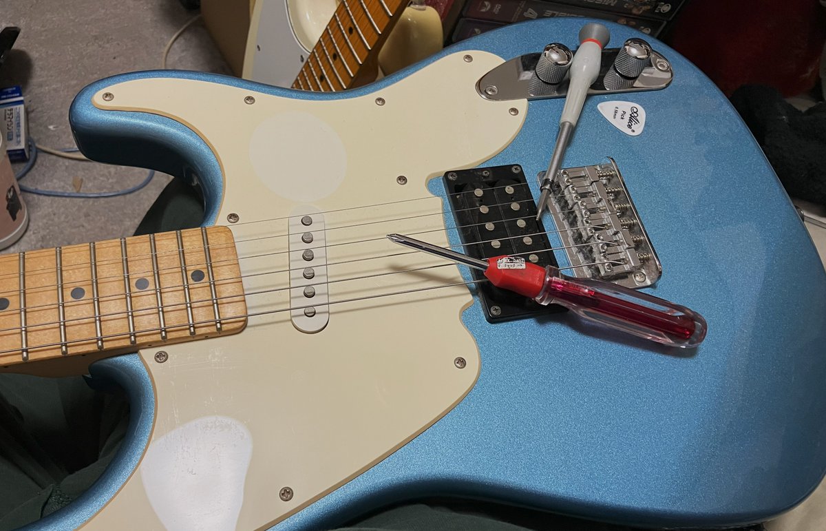 MamechinGuitars's tweet photo. 月曜日が苦痛なので、ギターのメンテで現実逃避
Squier'51、フルオリ状態の1本
ネックは割と柔らかくギリギリのバランスで真っすぐを保ってる感じ
イントネーション調整と指板に蜜蠟ワックス塗った
セミグロスのメイプル指板にワックスは初めてだけど悪くない
#ギター
#Squier51 https://t.co/OoMEWarXzT