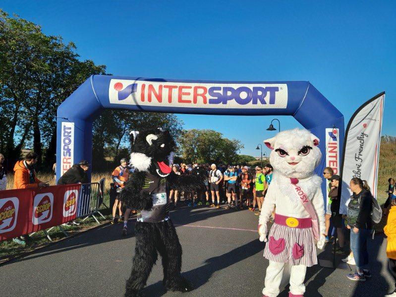 Aujourd’hui Rosy, notre mascotte, est de sortie à Pont du Château chez nos amis et partenaires « Courir à Pont du Chateau ».

Bon trail avec ce beau soleil🌞