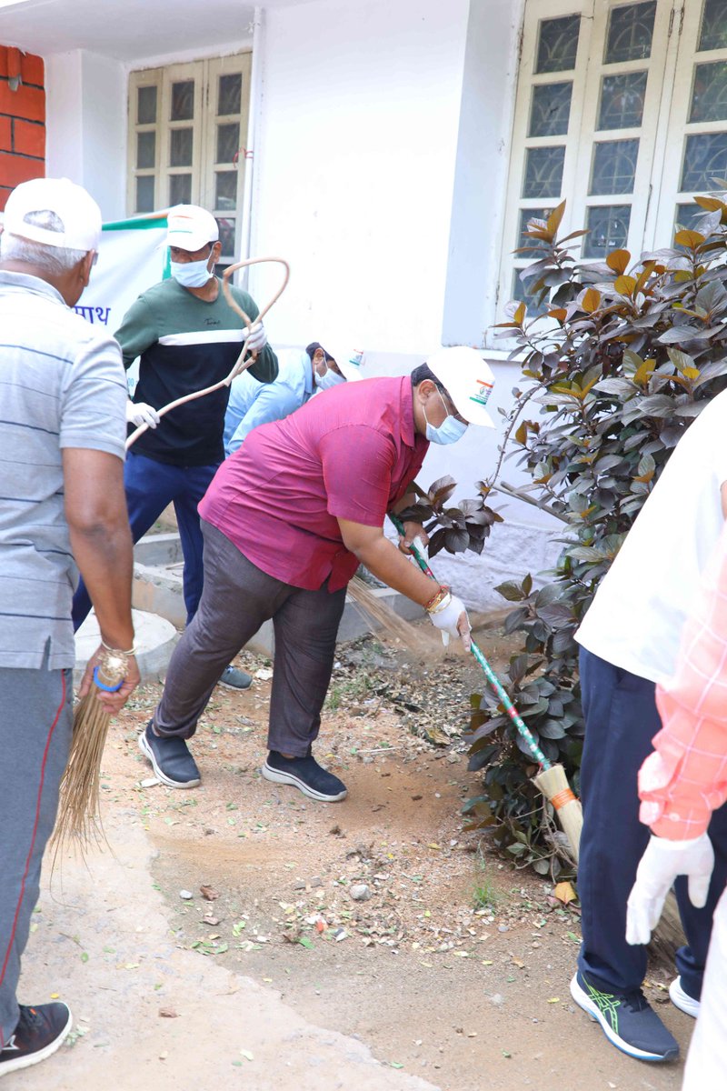 CgstMedchal's tweet photo. Commissioner Shri Mankoskar Surendra kumar Chandrakant Rao along with team of officers from Medchal GST Comm'e  participated in Shramadaan at Govt Polytechnic College, Masab Tank, Hyd on 01.10.2023 at 10am  as a part of Swachhata Hi Seva (SHS 2023)

#SwachhataHiSeva https://t.co/rgO8rRBD9P