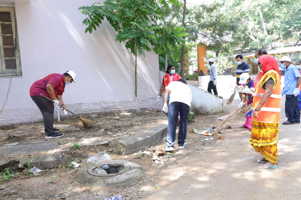 CgstMedchal's tweet photo. Commissioner Shri Mankoskar Surendra kumar Chandrakant Rao along with team of officers from Medchal GST Comm'e  participated in Shramadaan at Govt Polytechnic College, Masab Tank, Hyd on 01.10.2023 at 10am  as a part of Swachhata Hi Seva (SHS 2023)

#SwachhataHiSeva https://t.co/rgO8rRBD9P