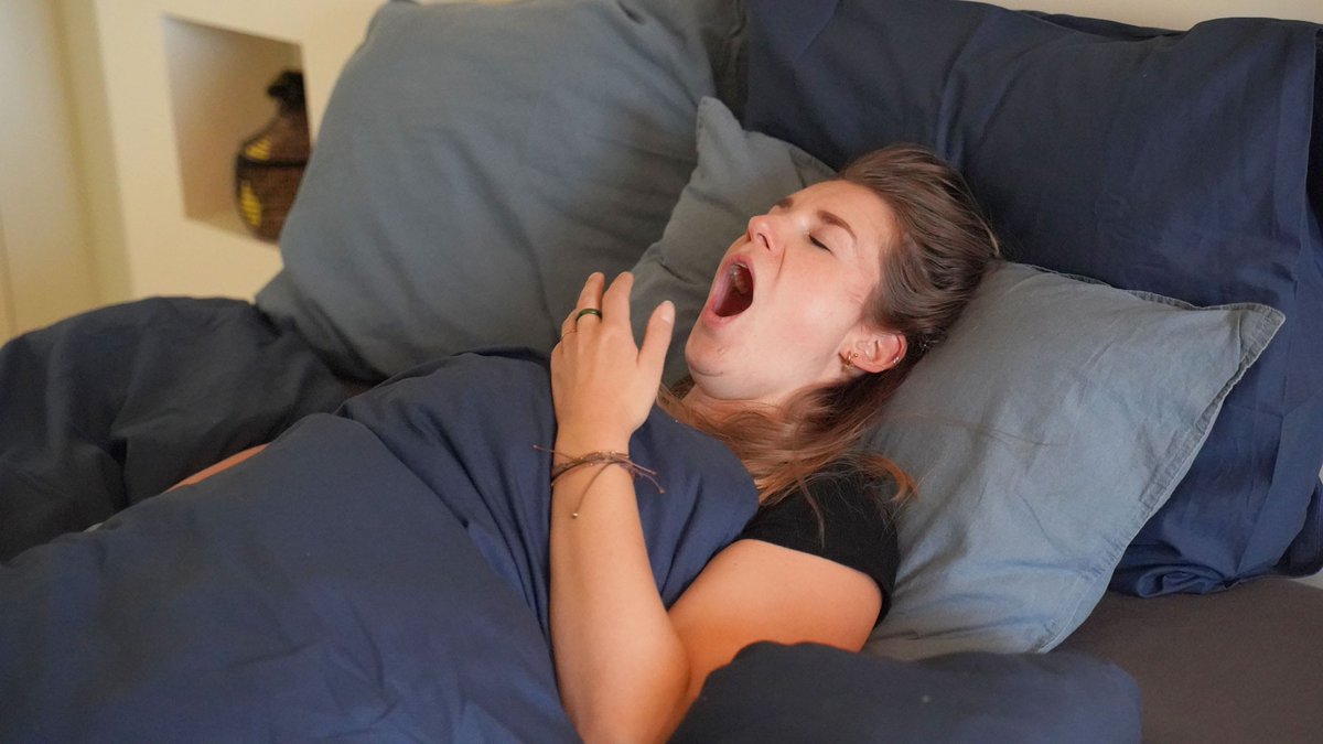 Is blauw licht slecht voor je slaap? Hoe zit het nou echt? Slaapwetenschapper Merijn van de Laar vertelt je er alles over. beterbed.nl/Blog/beter-sla…