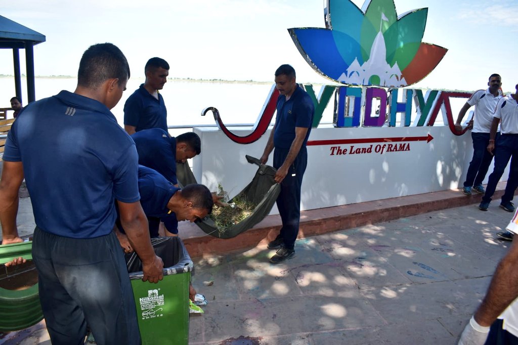 ProDefLko's tweet photo. "Antyodaya Se Sarvodaya". 

As part of #SwachhataHiSeva campaign, Dogra Regimental Centre, joined in the nationwide cleanliness drive being undertaken as part of #CleanIndia campaign in areas around #Ayodhya Cantonment.  

(1/2) https://t.co/fRuFW73wno