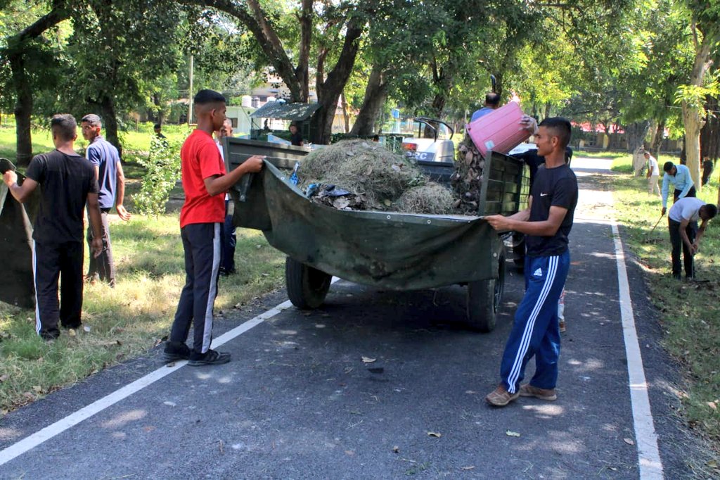 ProDefLko's tweet photo. "Antyodaya Se Sarvodaya". 

As part of #SwachhataHiSeva campaign, Dogra Regimental Centre, joined in the nationwide cleanliness drive being undertaken as part of #CleanIndia campaign in areas around #Ayodhya Cantonment.  

(1/2) https://t.co/fRuFW73wno