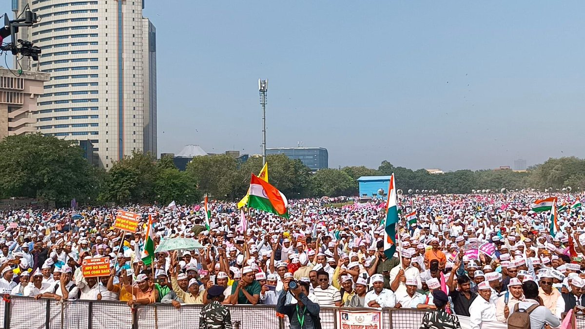 shivani_di's tweet photo. यदि कोई मंत्री शपथ ग्रहण करते ही अगले दिन पद त्याग दे, 
तो भी उसको और उसके परिवार को पुरानी पेंशन
और
यहाँ सरकारी कर्मचारी 30-35 साल देश की सेवा करने के बाद जब रिटायर होंगे  
तो भी उसे कोई पेंशन नहीं
आखिर ये भेदभाव क्यों....?
आखिर ये अन्याय क्यों....?
नहीं सहेंगे ये अन्याय
पुरानी पेंशन लेकर रहेंगे
#OPS #OPS_RALLY_DELHI_CHALO 
#पेंशन_शंखनाद_महारैली