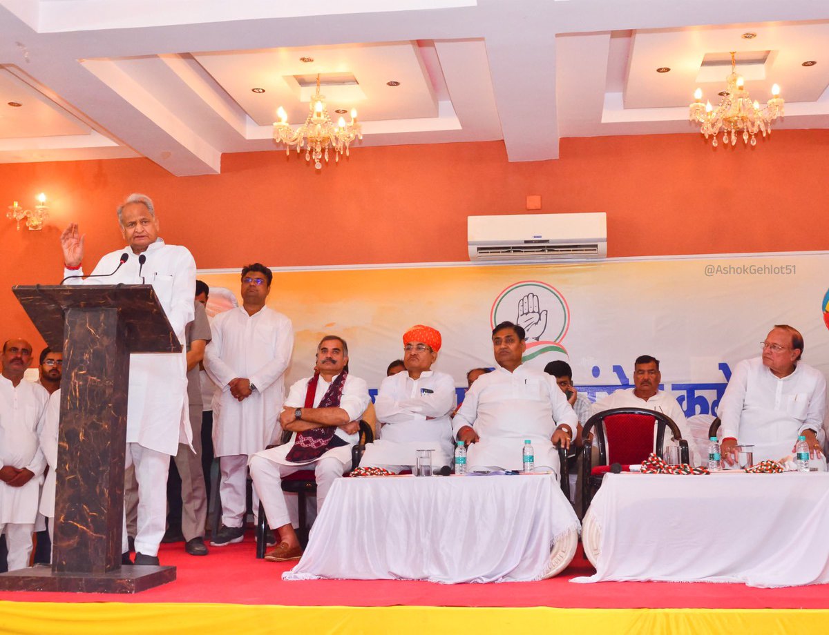 ashokgehlot51's tweet photo. कार्यकर्ताओं की सक्रियता, गति व उत्साह ही पार्टी की सुदृढ़ता का आधार है।

 गतदिवस स्वाद, उत्सवों व वास्तु की भूमि बीकानेर संभाग के ब्लॉक अध्यक्षों व ऊर्जावान कार्यकर्ताओं से संवाद कर उनका उत्साहवर्धन किया। https://t.co/fLqwnE9Zn1