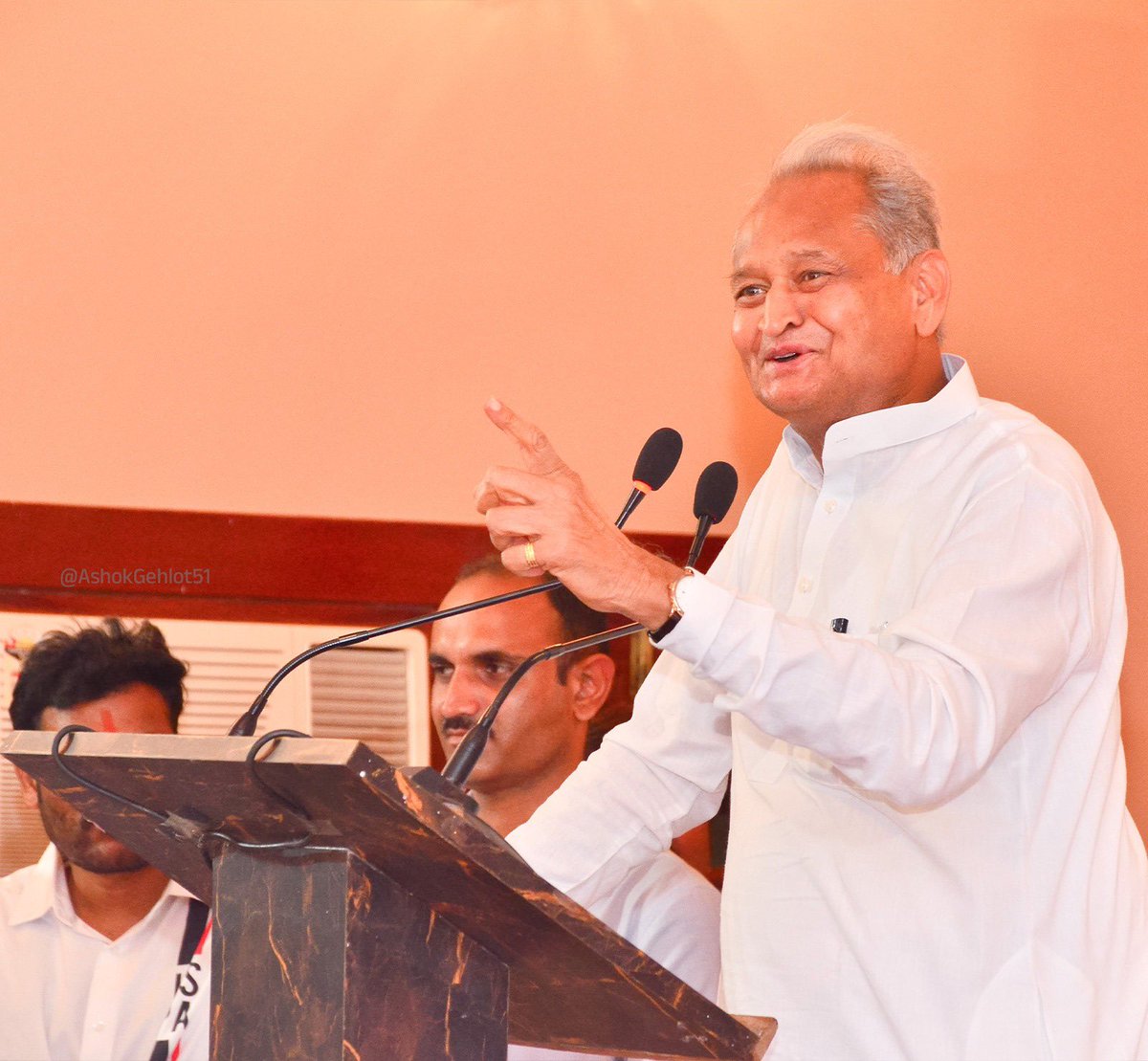 ashokgehlot51's tweet photo. कार्यकर्ताओं की सक्रियता, गति व उत्साह ही पार्टी की सुदृढ़ता का आधार है।

 गतदिवस स्वाद, उत्सवों व वास्तु की भूमि बीकानेर संभाग के ब्लॉक अध्यक्षों व ऊर्जावान कार्यकर्ताओं से संवाद कर उनका उत्साहवर्धन किया। https://t.co/fLqwnE9Zn1