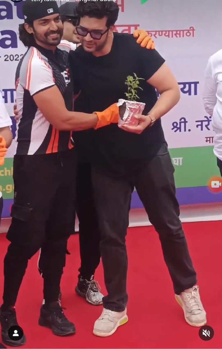 Monalis50801440's tweet image. Guru &amp;amp; Kk ko sath dekh kar yeh yaad aya 😂😂
After so long they meet.. 🥰🥰
#GurmeetChoudhary #KaranKundrra