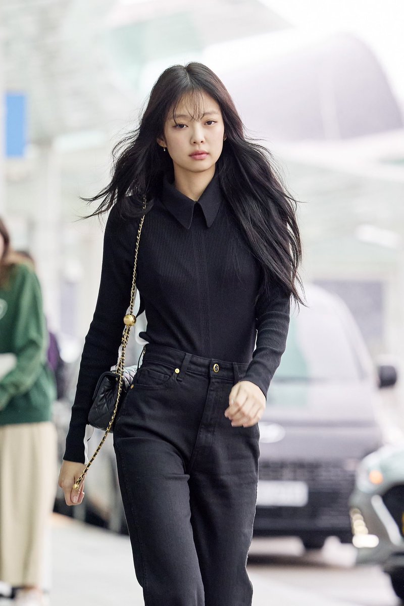 BLACKPINK ジェニ、リサのショーを観覧 9月30日にフランスへ出発した