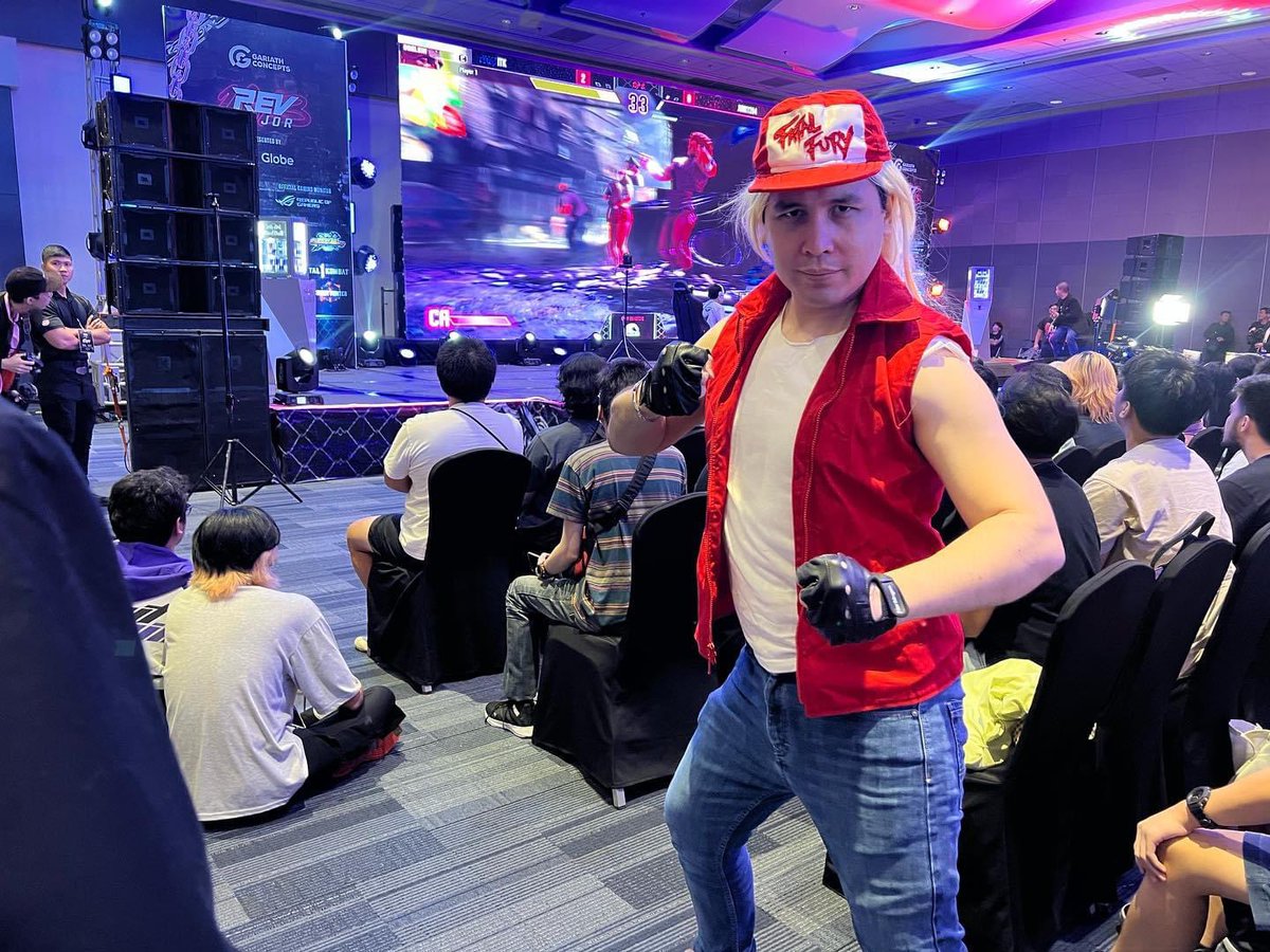 thetimzster's tweet photo. Weโre back to #DoItAgain!๐๐ป๐ฅ At #RevMajor with so many other friends who love #FightingGames! Cosplaying once again as #TerryBogard ala #FatalFury/ #KOF! Letโs go! #RevMajor2023 #Timzster
@revmajorph @Biankeenee @DamienW89545686 @makudaishogun https://t.co/md0e7uXHQw