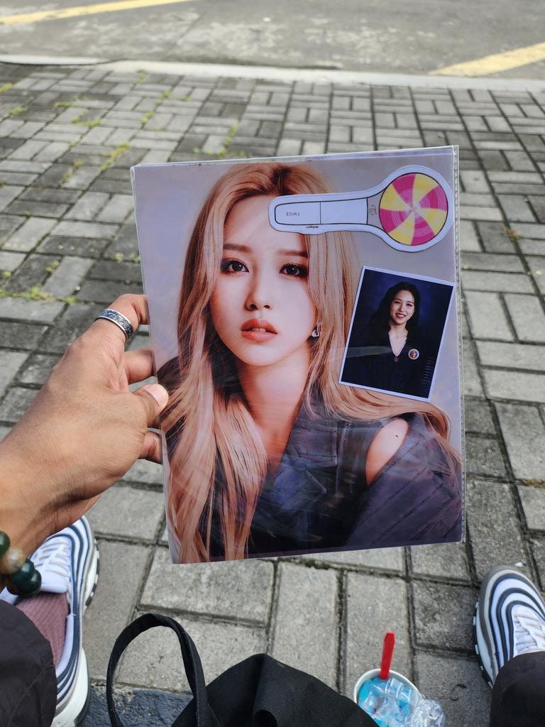 deadmauMD's tweet photo. Ang Saya ng freebies!!! 🍭😍✨

#TWICE_5TH_WORLD_TOUR_BULACAN #TWICEinPH #TWICEINBULACAN https://t.co/G1YqQzyIt2