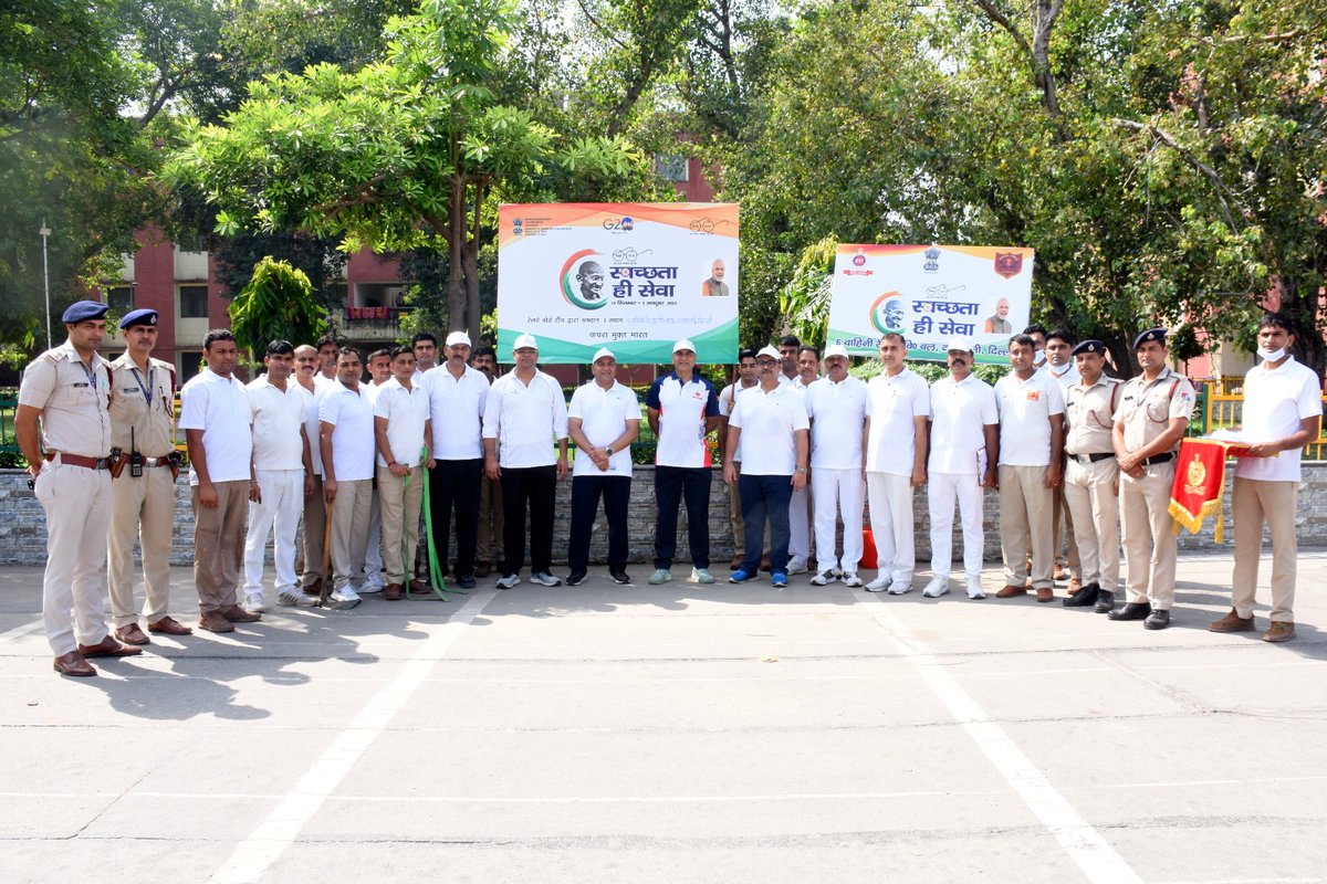 स्वच्छता ही सेवा... Leading by example, DG #RPF Shri @ManojYadava_IPS joined the #SwachhBharatAbhiyan at #RPSF 6th battalion, inspiring us all to work towards a cleaner & greener future. PCSC RPSF and whole RPSF team did intensive #shramdan to keep the Bn premises clean.