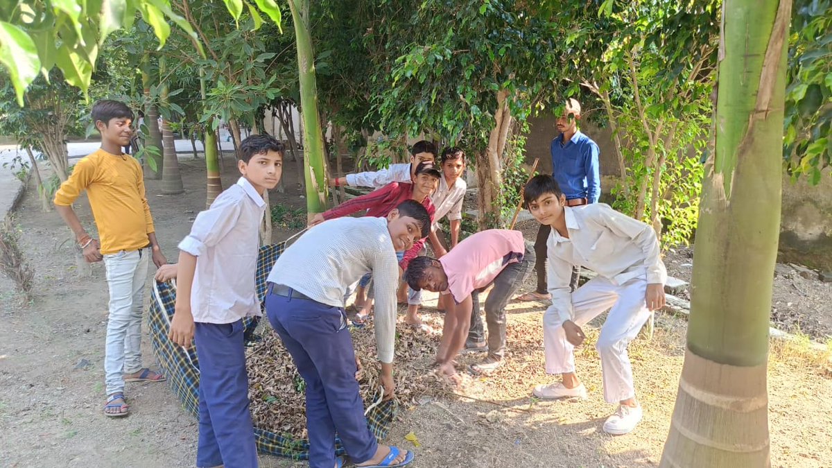 आज स्वच्छता अभियान के तहत विभाग द्वारा संचालित रा0आ0प0 विद्यालयों/छात्रावासों/वृद्धाश्रम/कार्यालय में सबंधित के द्वारा श्रमदान किया गया। <a href="/asim_arun/">Asim Arun</a> <a href="/UPSamajKalyan/">UP Samaj Kalyan Vibhag</a> <a href="/dm_firozabad/">DM Firozabad</a> <a href="/CdoFirozabad/">CDO Office Firozabad</a>