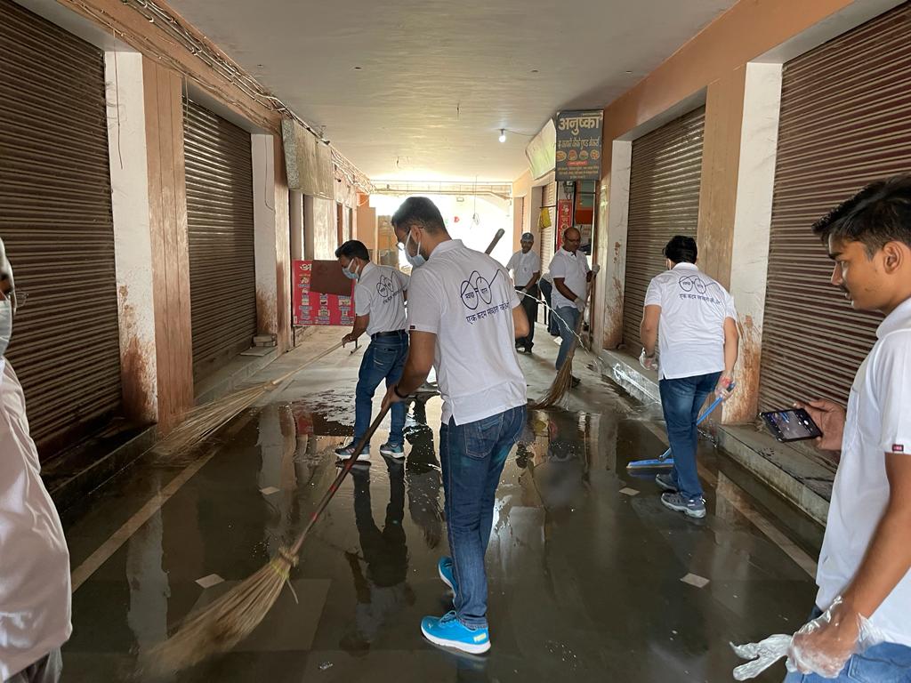 MeraHPCL_GKPRO's tweet photo. Swacchta He Sewa Campaign organised at @Gorakhpur Retail Regional Office. Pledge Administered by Regional Head followed by cleanliness drive at Vicinity of Regional Office, Transport Nagar. https://t.co/qGdc6h99sv