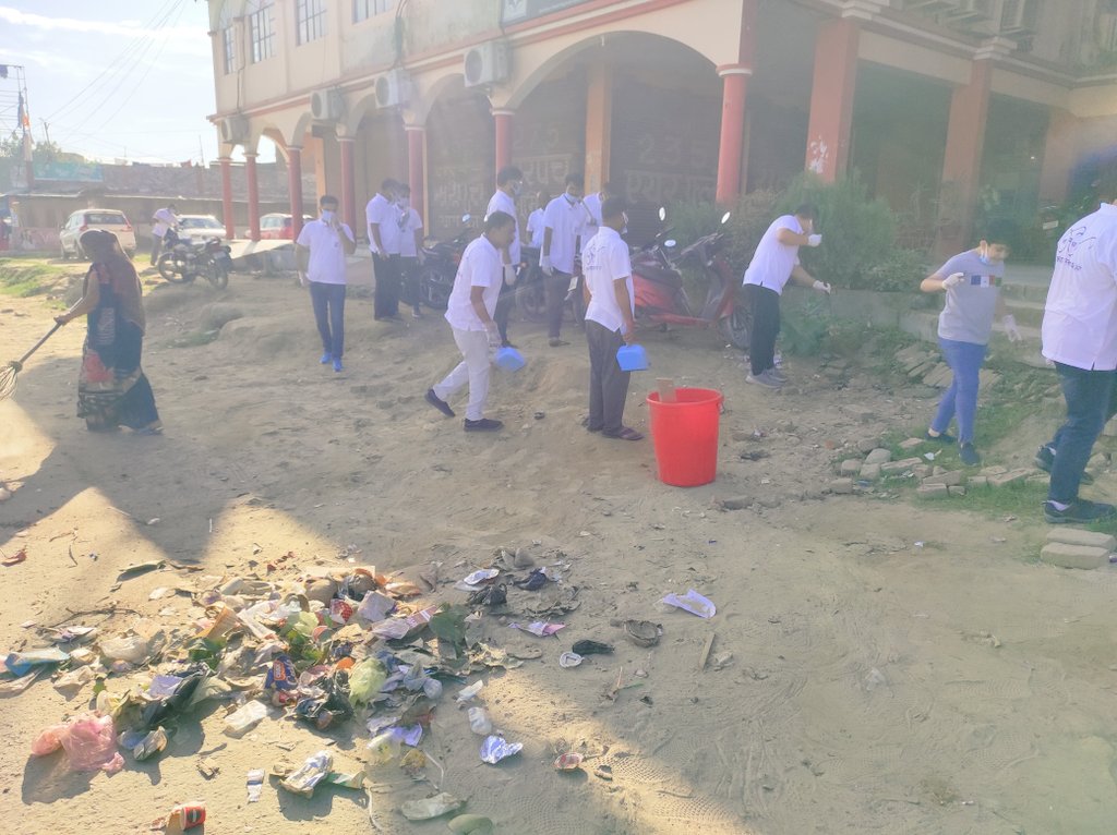 MeraHPCL_GKPRO's tweet photo. Swacchta He Sewa Campaign organised at @Gorakhpur Retail Regional Office. Pledge Administered by Regional Head followed by cleanliness drive at Vicinity of Regional Office, Transport Nagar. https://t.co/qGdc6h99sv