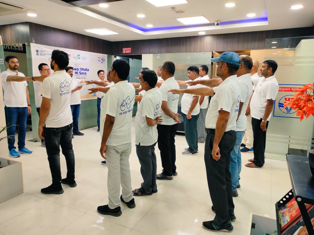 Swacchta He Sewa Campaign organised at <a href="/Gorakhpur/">HARRY</a> Retail Regional Office. Pledge Administered by Regional Head followed by cleanliness drive at Vicinity of Regional Office, Transport Nagar.