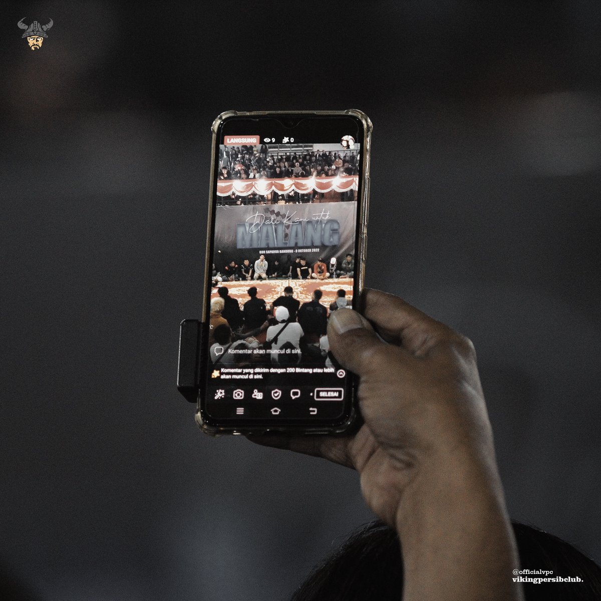 Merawat ingat, menolak lupa 1 tahun Tragedi Kanjuruhan.

Mari hening sejenak berdoa untuk 135 korban, untuk para penyitas, dan seluruh keluarga korban dalam memperjuangkan keadilan yang hilang.

Sedih, perih, kecewa🥀