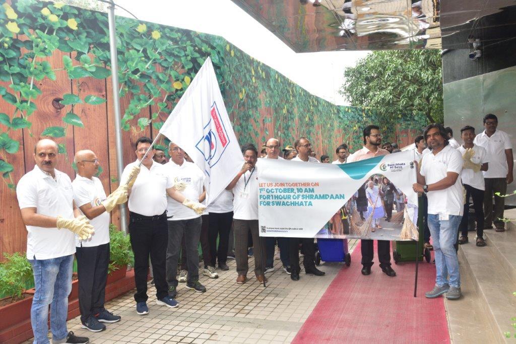 HPCL's tweet image. In the response to the Honorable Prime Minister&apos;s &apos;Ek Tareekh Ek Ghanta Ek Sath&apos; initiative, calling for a collective effort for #Swachhata on October 1, 2023, HPCL employees, police personnel, sanitation workers, municipal officials, and community members in the presence of…