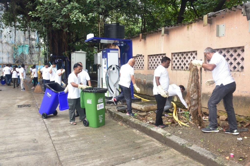 HPCL's tweet image. In the response to the Honorable Prime Minister&apos;s &apos;Ek Tareekh Ek Ghanta Ek Sath&apos; initiative, calling for a collective effort for #Swachhata on October 1, 2023, HPCL employees, police personnel, sanitation workers, municipal officials, and community members in the presence of…